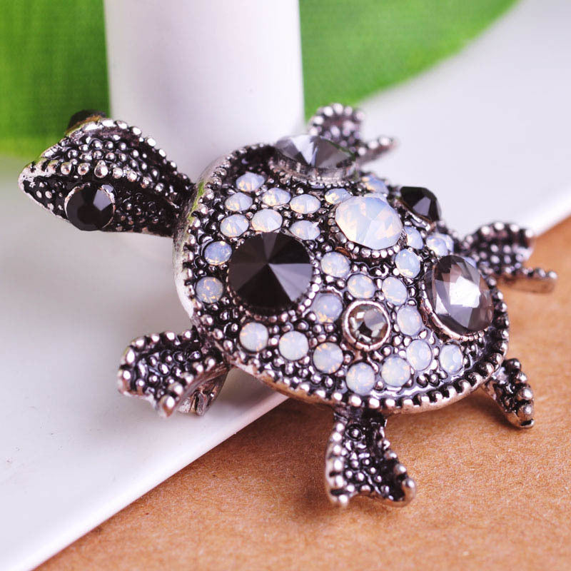 Jolie broche tortue en crystal