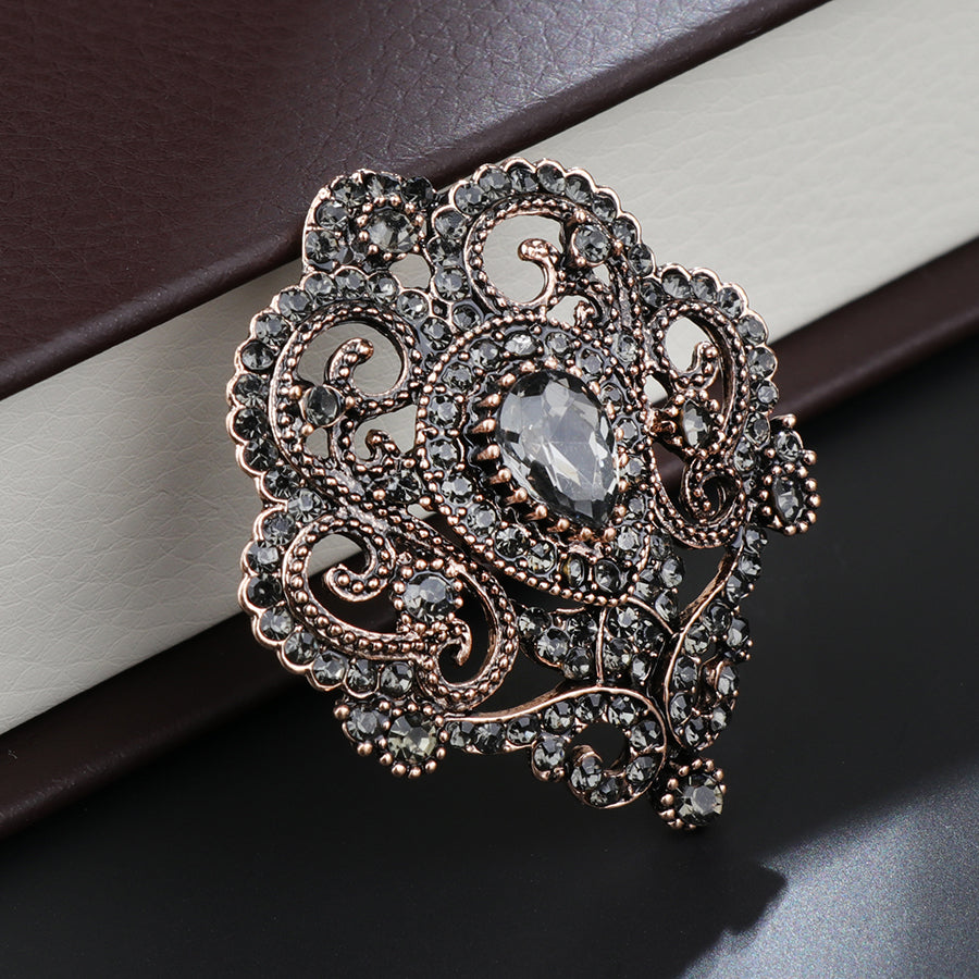 La broche qui révèle le style