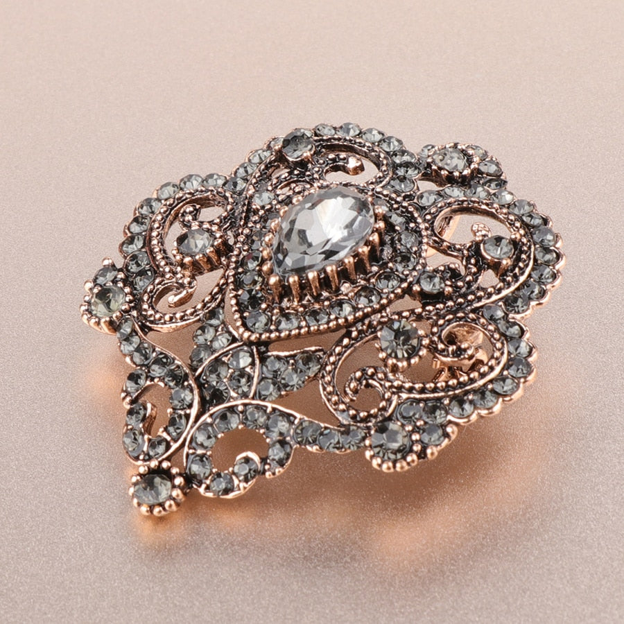 La broche qui révèle le style