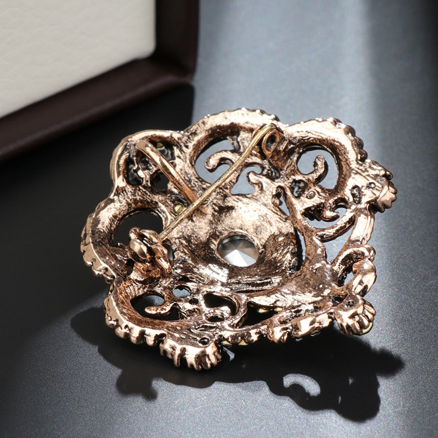 La broche qui révèle le style