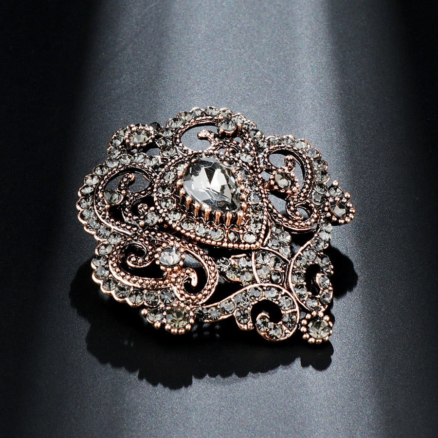 La broche qui révèle le style