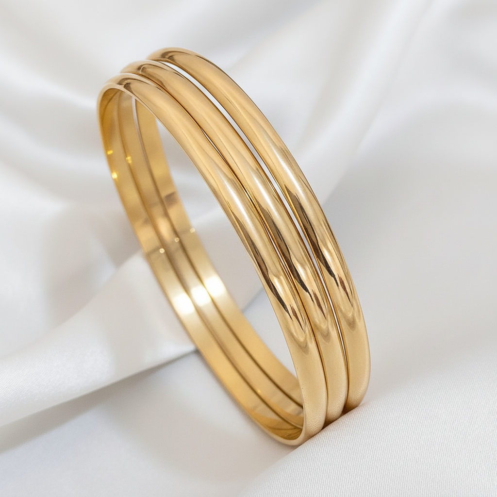 Trois bracelets plaqués 8K or